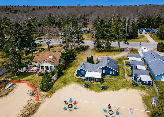 Lake Huron Getaway With Sun Porch And Beach Fun