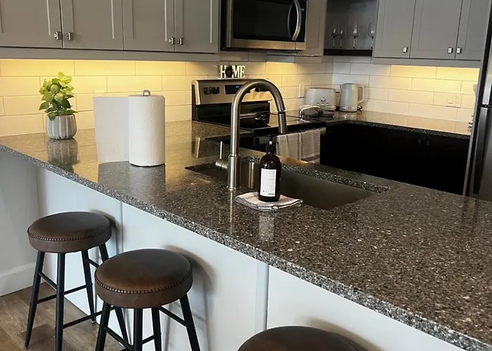 New The Carlyle 208 4Br Beachside Condo In Grand Bend