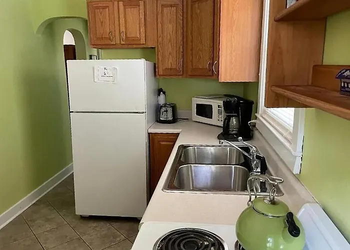 Cozy Apartment Steps From The Beach - The Ethan