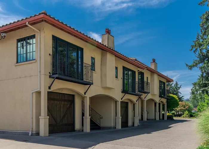 Columbia Cliff Villas