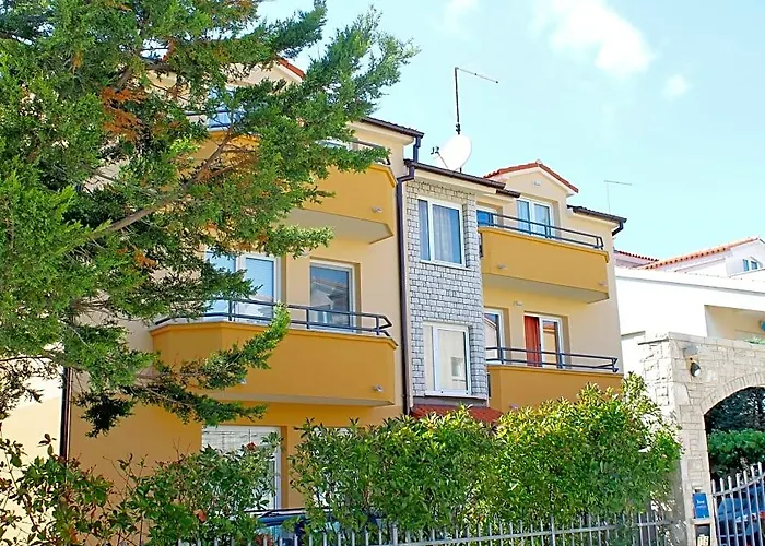 Catalina Apartments