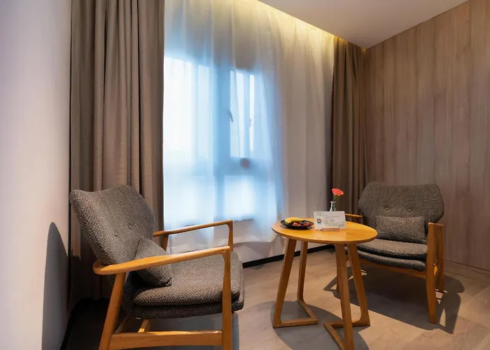 Atour Hotel Zhenjiang Nanxu Avenue Branch