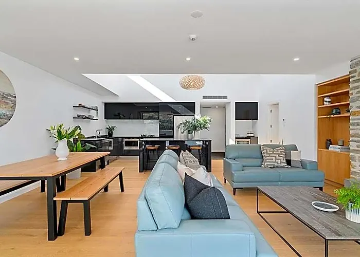 Luxurious Lakefront Penthouse Apartment