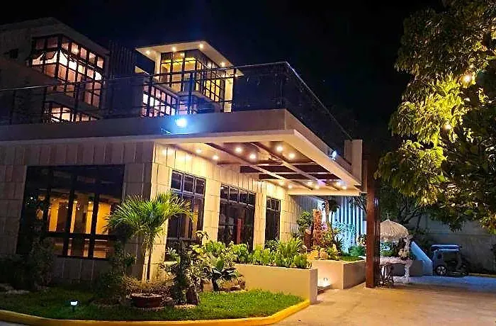 The Lumber Hotel And Resort