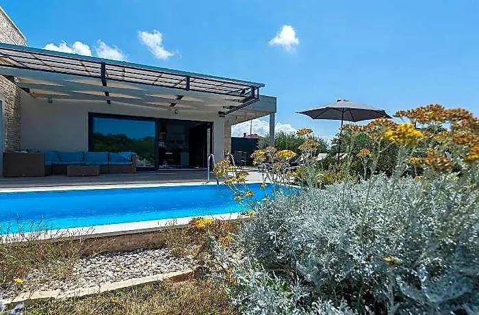 Villa Leandra Comfortable Holiday Residence