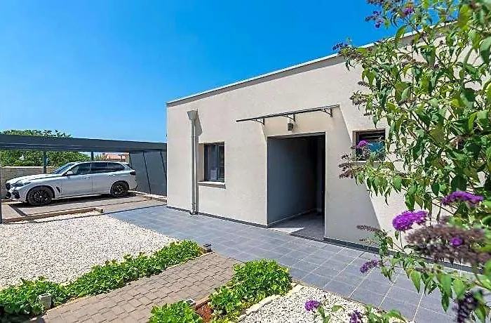 Villa Leandra Comfortable Holiday Residence