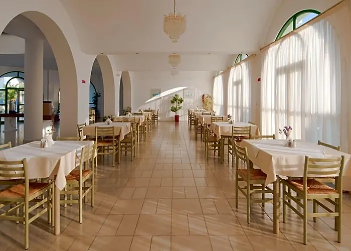 Alexandra Beach Hotel And Apartments