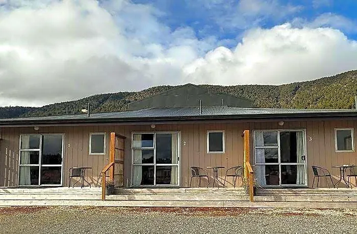 The Crossing Lodge And Backpackers