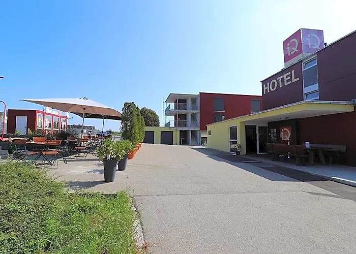 Iq-Hotel