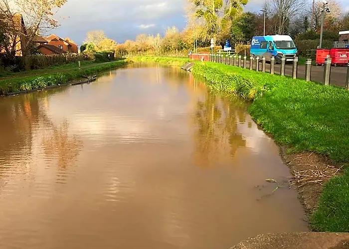 Shepherds Huts Ham Hill, 2 Double Beds, Bathroom, Lounge, Diner, Kitchen, Love Dogs & Cats Looking Out To Lake And By Ham Hill Country Park Plus Parking For Large Vehicles Available Also Great Deals On Workers Long Term This Is The Place To Relax And