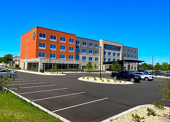 Holiday Inn Express & Suites Madison West - Middleton