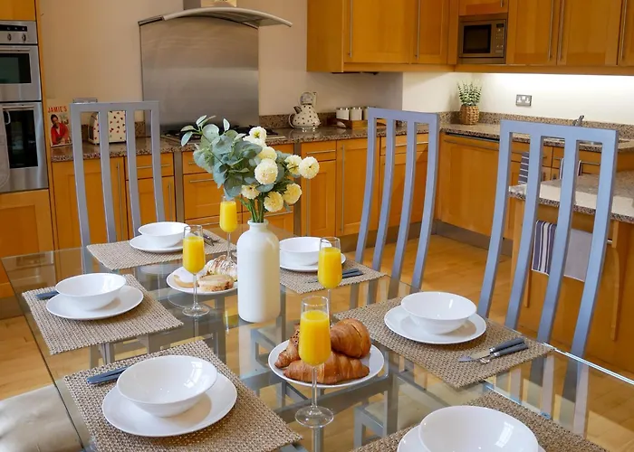 Luxury 3 Bed Apartment, Gated Parking, City Centre