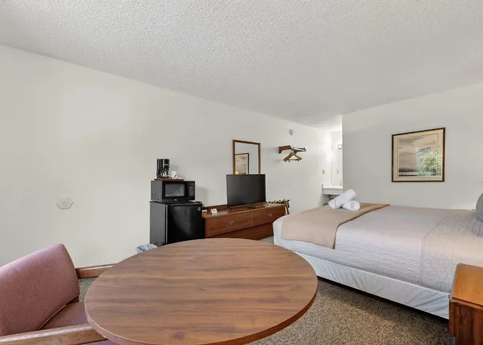 Eagle Motel Suite 225