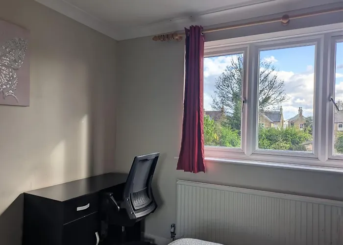 Large Central House Near Heathrow Airport & London With Parking
