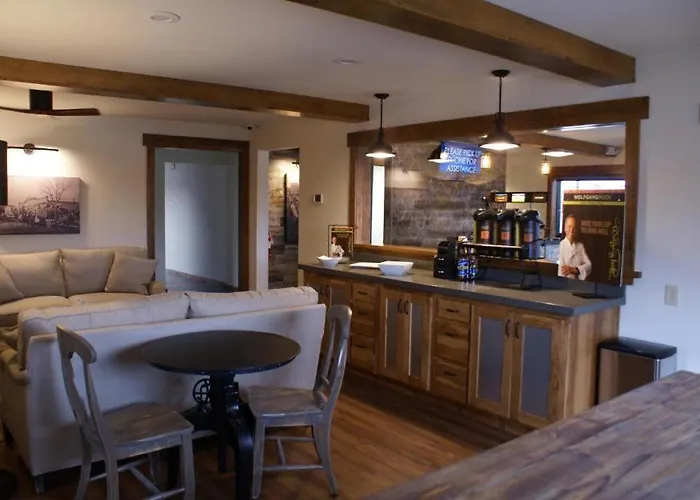 Boarders Inn & Suites By Cobblestone Hotels - Syracuse