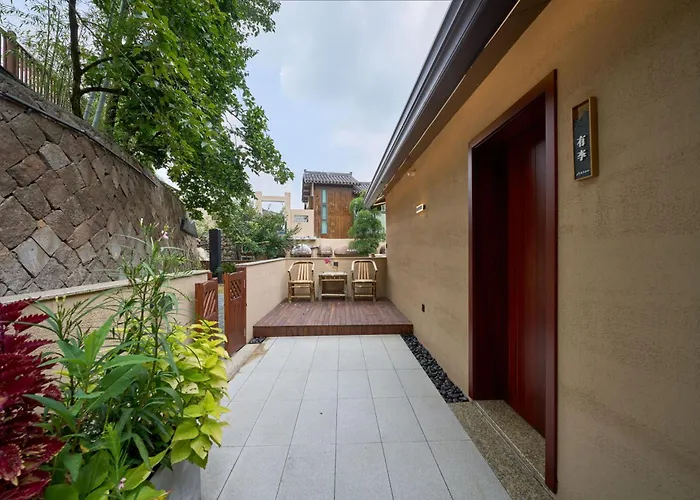Quzhou Rixi Mountain Middle Homestay