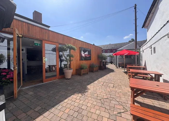 Three Eagles Hotel&Restaurant And Garden Bar