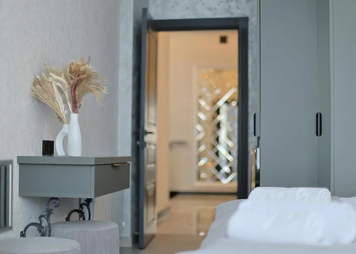 Leader Hotel