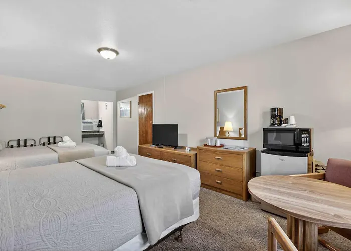 Eagle Motel Suite 110