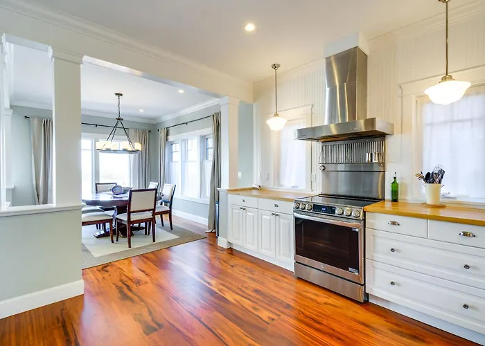 4Br/4Ba Beachfront Retreat With Hot Tub And Sauna