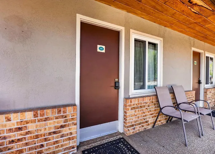 Eagle Motel Suite 110