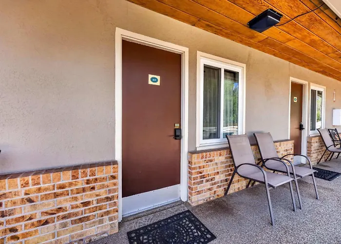 Eagle Motel Suite 112