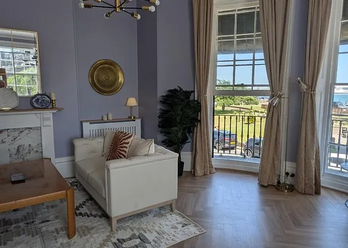 Sea, Sky & Ships - Luxury Seafront Apartment, Ideal For Channel Crossing Swimmers , Sleeps 5