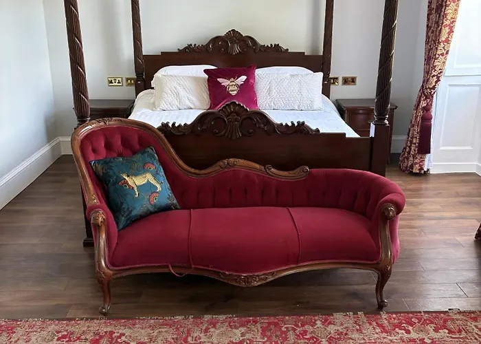 Uppercourt Manor
