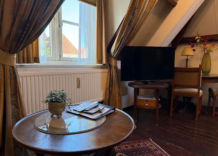 Hotel Hanzestadslogement De Leeuw: Historic Center Retreat with Kitchen Rooms