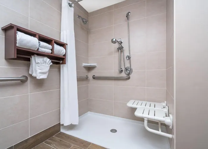 Ramada By Wyndham Minneapolis Golden Valley