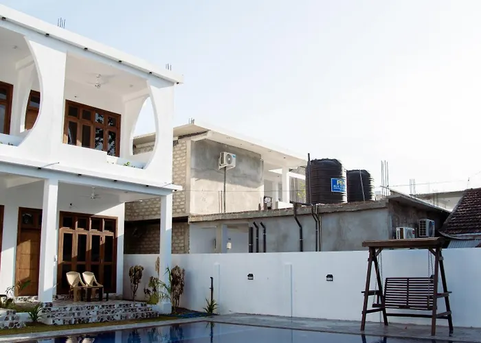Bay Dreams Beach Hotel & Surf Camp