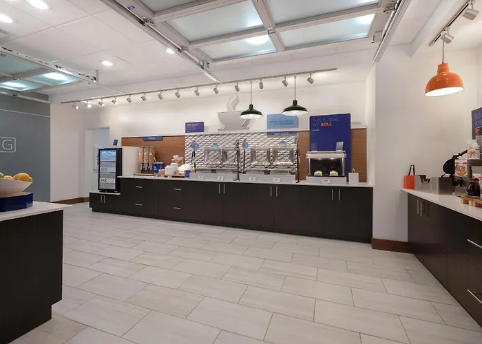 Holiday Inn Express & Suites - Detroit - Dearborn By Ihg