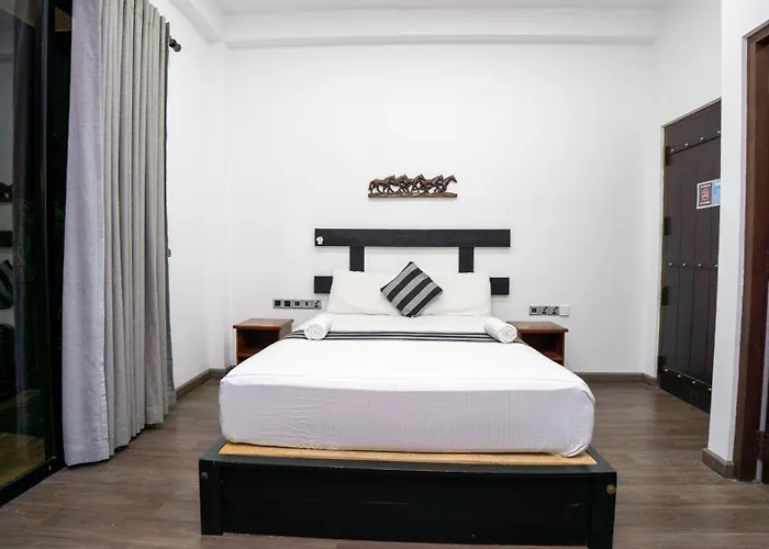 Black Mustang Hotel