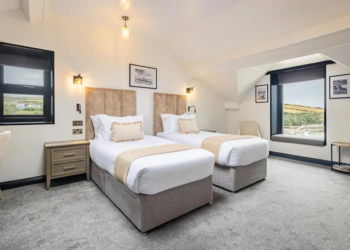 Falcon'S Nest Hotel