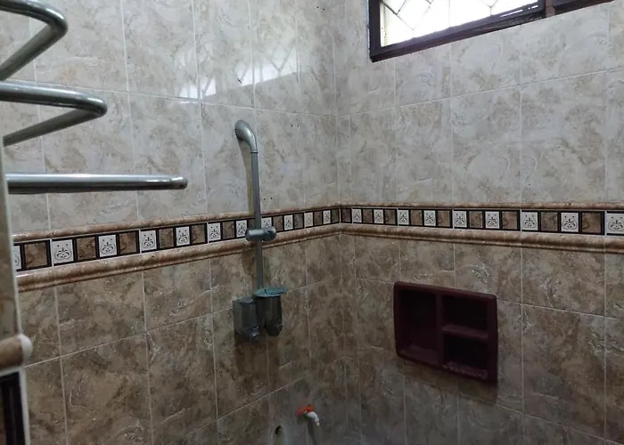Oyo 95178 Azifa Guest House