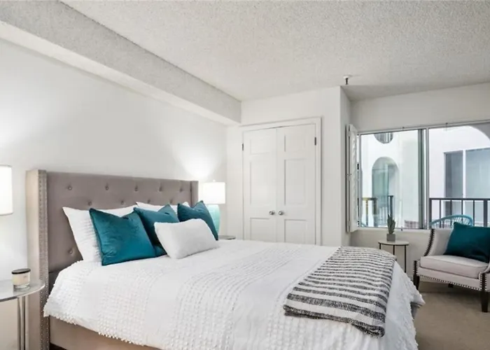 Oceanfront One Bedroom Retreat Near Riviera Village