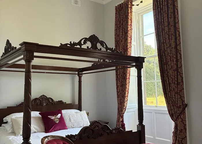 Uppercourt Manor