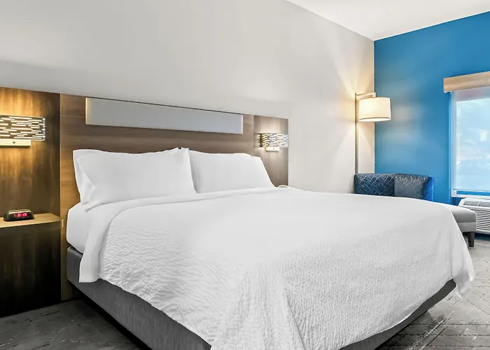Holiday Inn Express & Suites - Detroit North - Roseville By Ihg