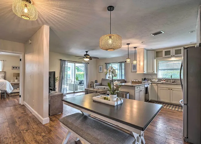 Naples Oasis W/ Screened Pool, Bike To Beach!