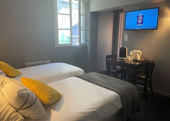Logis Hotel Castel De Mirambel
