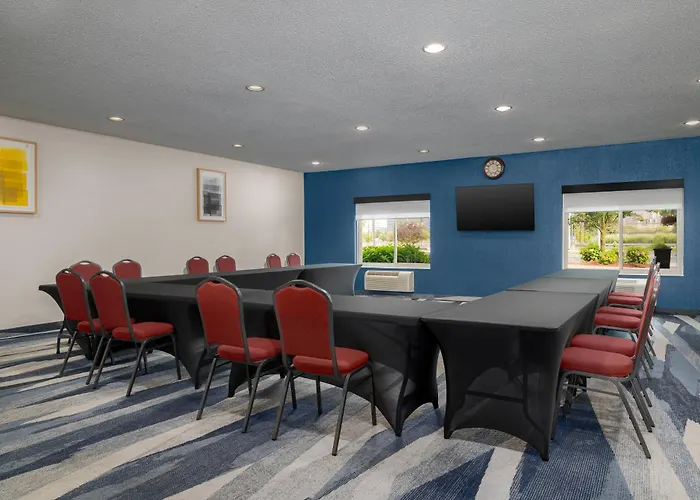Holiday Inn Express & Suites Southfield - Detroit