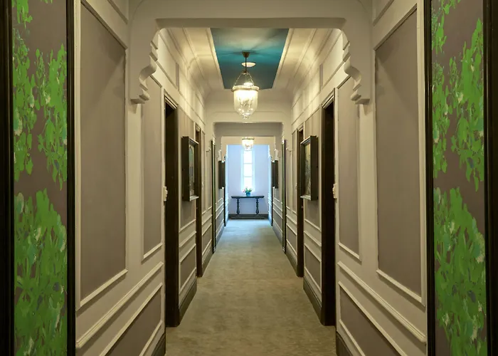 Manoir Des Arts Hotel