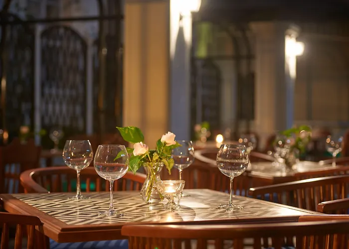 Manoir Des Arts Hotel