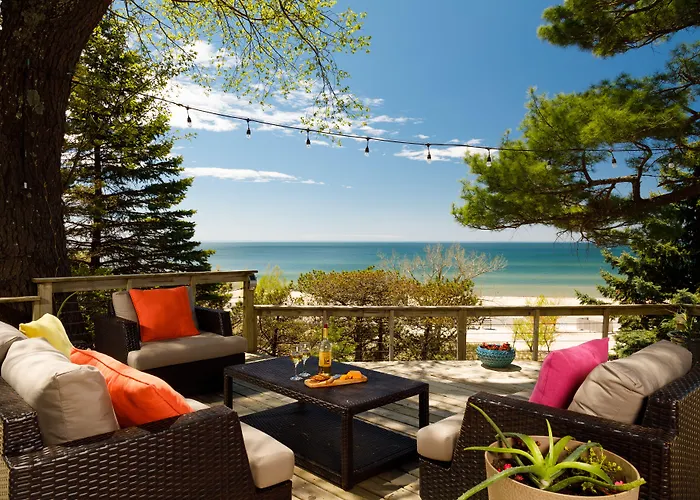 Looking Glass Beachfront Inn
