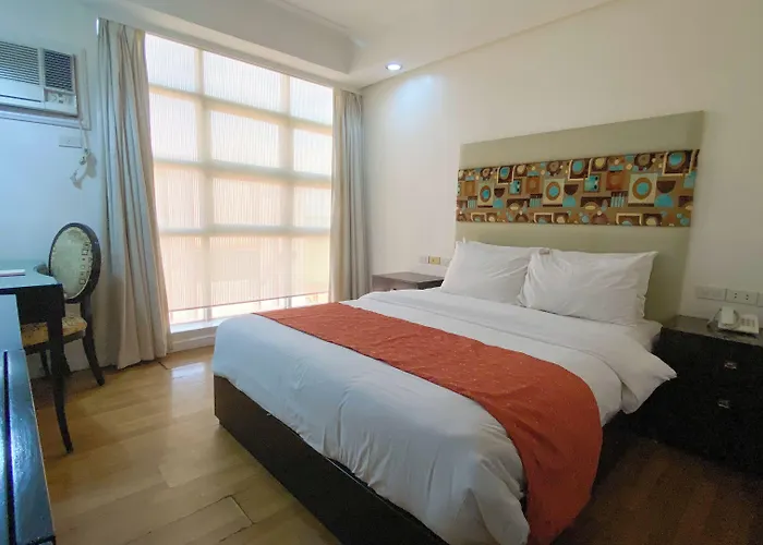 Queen Margarette Hotel Downtown