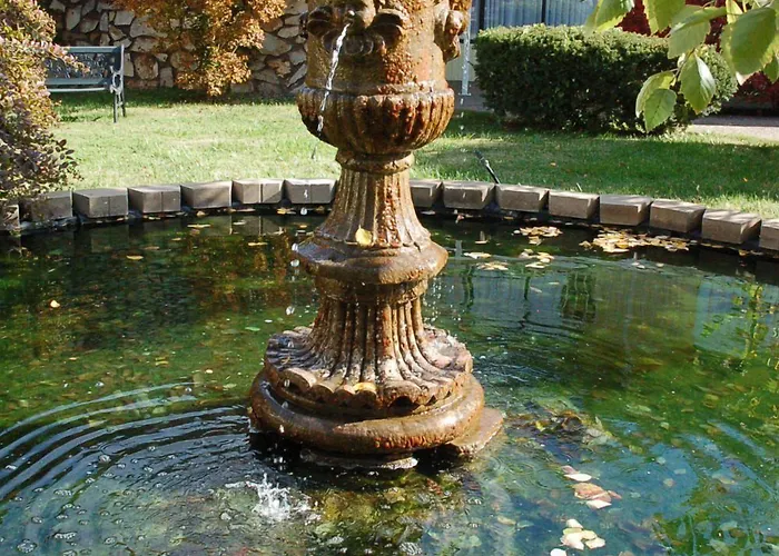Golden Manor Inn & Suites