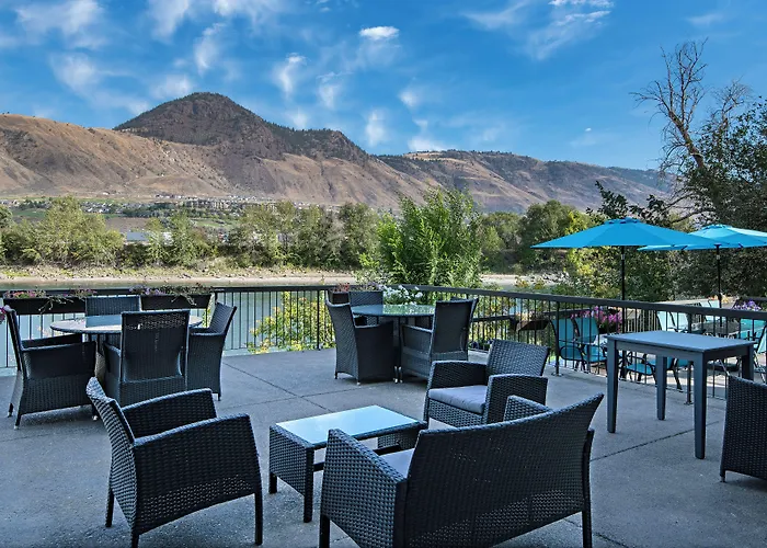 Riverland Inn & Suites