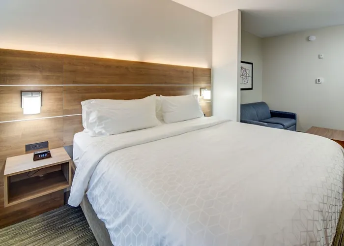 Holiday Inn Express & Suites Quincy I-10 By Ihg