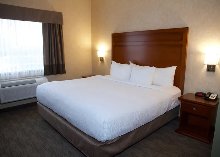Days Inn & Suites By Wyndham Brooks