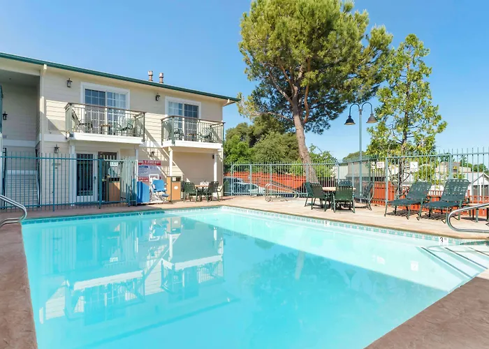 Best Western Cedar Inn&Suites